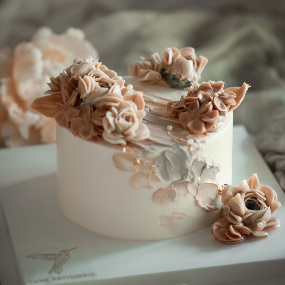 Buttercream flower cake in nude and beige colours