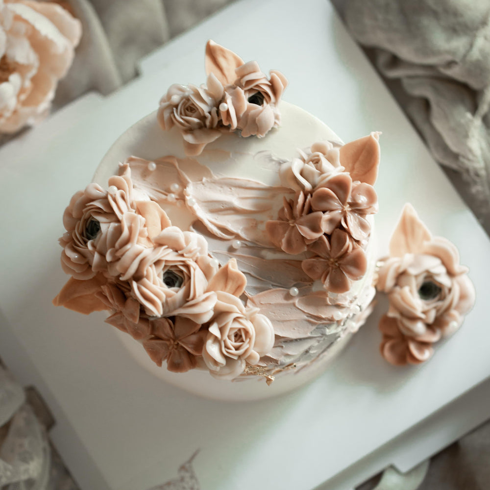
                  
                    Load image into Gallery viewer, &amp;quot;Caroline&amp;quot; Korean Buttercream Flowercake Wreath Style
                  
                
