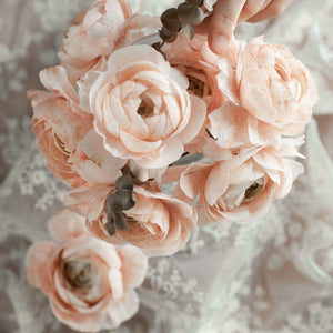 
                  
                    Load image into Gallery viewer, Masterclass: Chef Amber Wedding Flowers Intensive + Handpainted Wedding cake 3 Day Class
                  
                